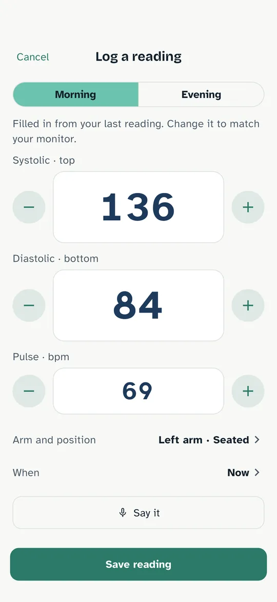 Pantalla de registro de Calmcuff: lectura de la mañana, sistólica 136, diastólica 84, pulso 69, con botones de más y menos